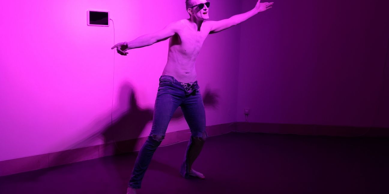 Der Tänzer und Choreograph Pascal Sangl bei seiner Performance in der Galerie der Stadt Sindelfingen.