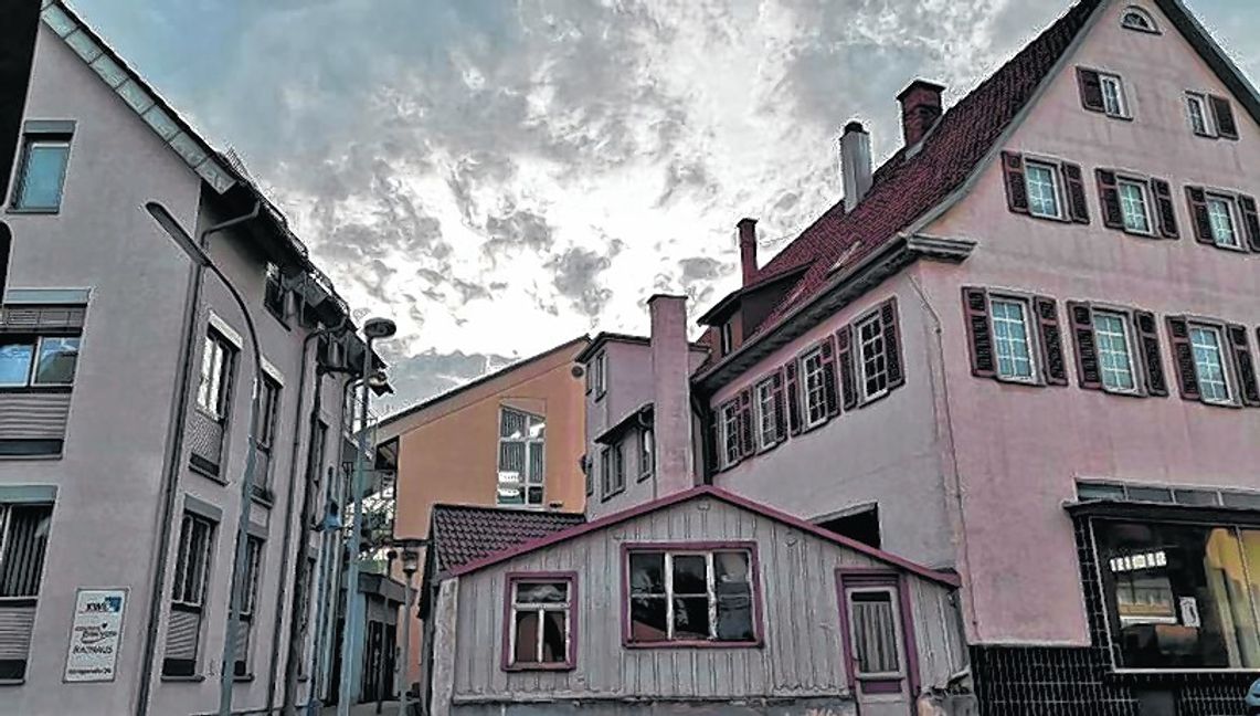 Das Gebäude Königstraße 27 (rechts) grenzt an die beiden Rathausteile an und ist bereits im Gemeindebesitz. Bild: Nüßle