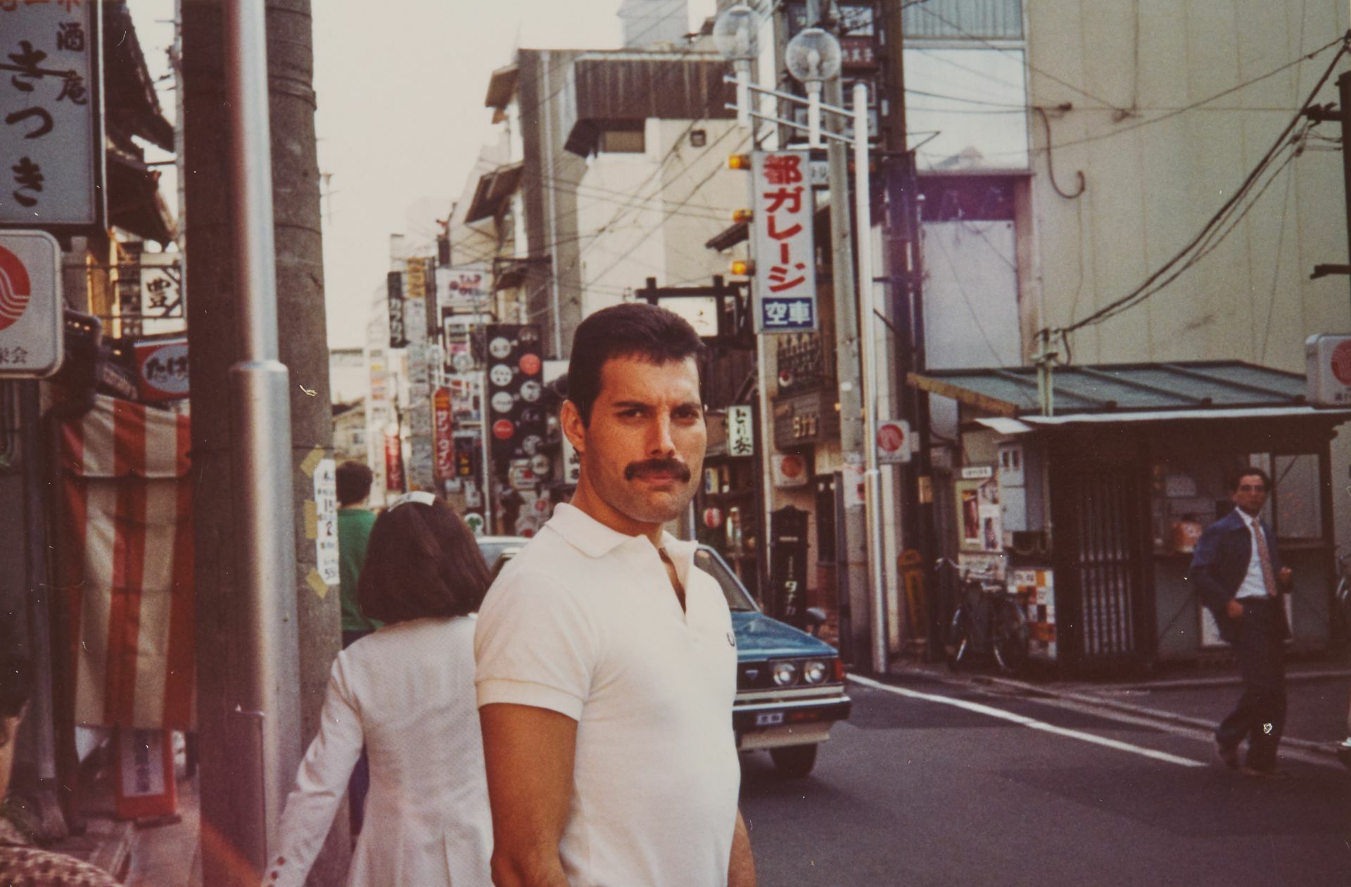 Schnappschuss aus Mercurys privatem Fotoalbum: der  Queen-Star bei einem Besuch in Japan.