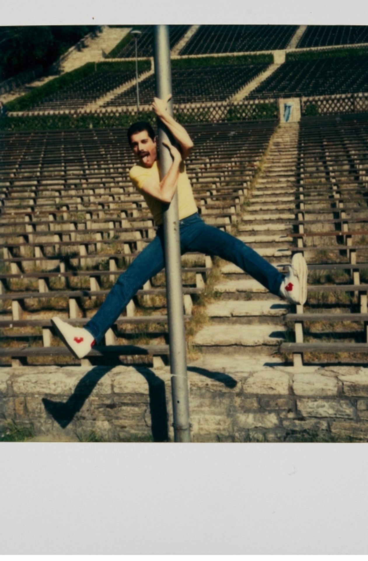 Das Bild, vor einem Konzert entstanden, stammt ebenfalls aus Freddie Mercurys privatem Fotoalbum.