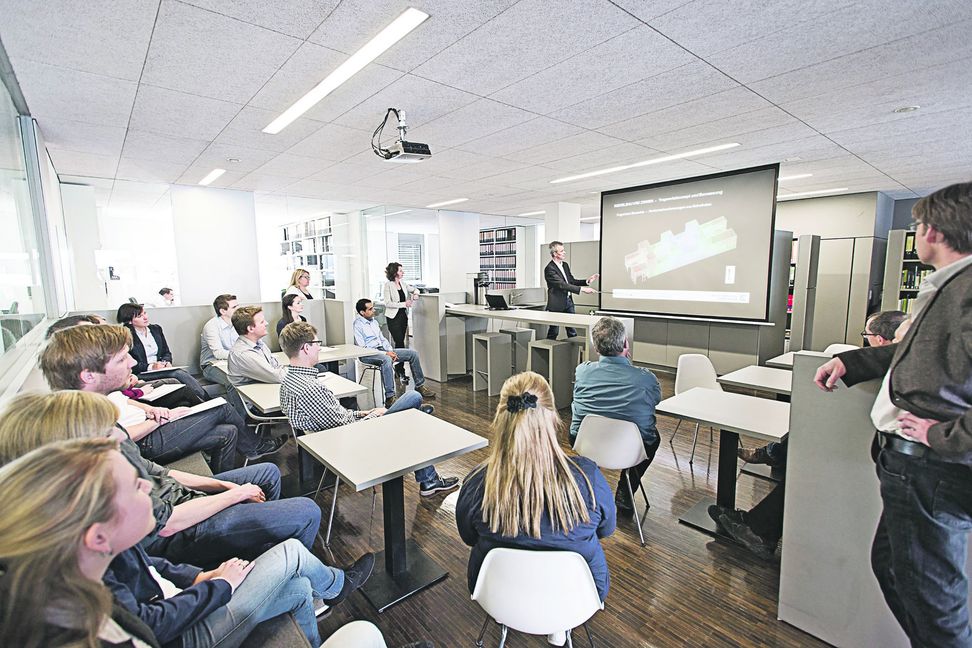 Das Team von Mayer-Vorfelder und Dinkelacker bei einer Präsentation im Sindelfinger Büro mit den Geschäftsführern Dr. Jan Schütt und Jochen Salmen (rechts).