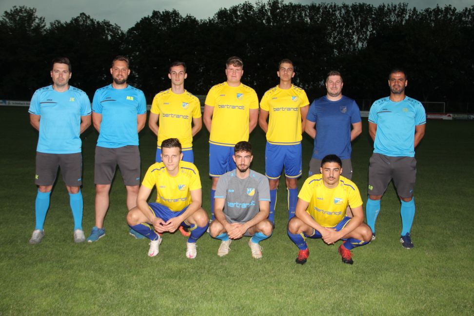 Gruppenbild vor dem Gewitter: Trainer Javier Klug, Spielleiter Marco Redl, Emanoel Bushaj, Domenik Sosic, Denis Schmidt, Dennis Melzer, Trainer George Berberoglu (hinten von links), Trainingsgast Johannes Mendel, Danil Kurkov und Ali Hasöz (vorne von links). Bild: Oberdorfer