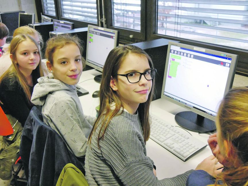 Auch Mädchen können sich für naturwissenschaftliche Fächer begeistern, wie man am Böblinger Otto-Hahn-Gymnasium sieht.  Bild: z