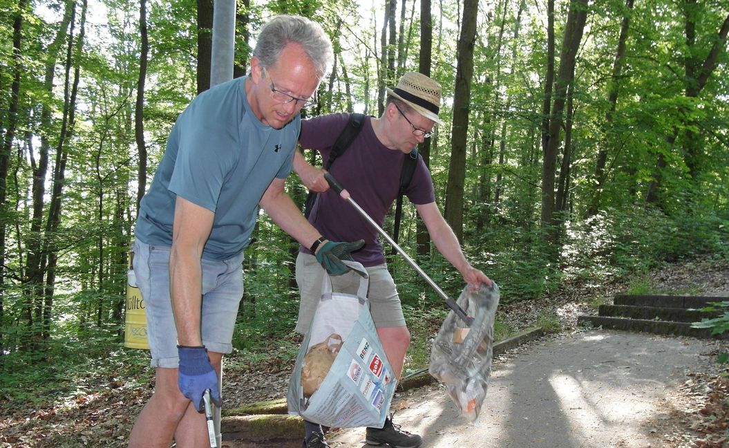 Bei der zweiten Auflage der Putzete "Müllsammeln in Sindelfingen mit Grünen und Freunden" haben Christian Michel (links) und Bernd Schilpp sowie drei weitere Helfer rund um das Sindelfinger Badezentrum 34 Kilo Müll eingesammelt. Bild: Staber