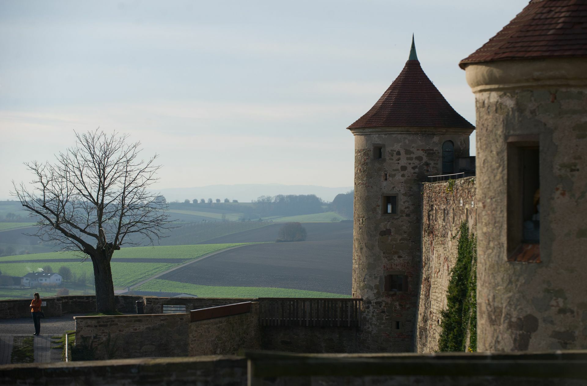 Burg Stettenfels in Untergruppenbach: Etwas rustikaler kann man feiern auf der Burg Stettenfels, süd-östlich von Heilbronn. Auf der mittelalterlichen Burg gibt es mehrere Säle, häufig finden deshalb auch gleichzeitig Hochzeitsfeiern auf dem Areal statt. Im Fuggersaal zum Beispiel können bis zu 140 Personen feiern, im Herzogsaal sind es bis zu 60. Die Nutzung der Räume auf der Burg für private Feiern geht nur über das dortige Eventmanagement.