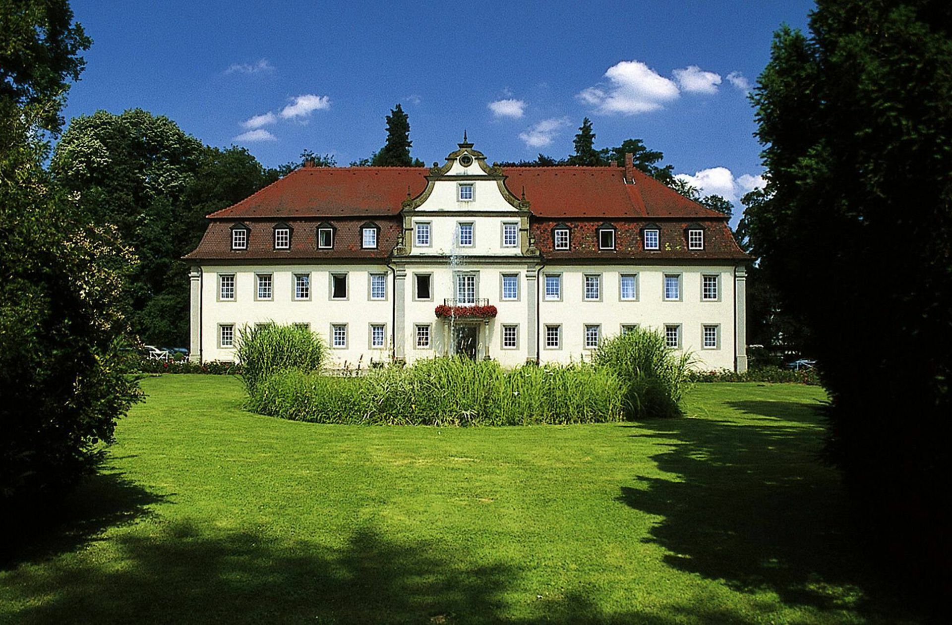 Jagdschloss Friedrichsruhe: Im Wald- und Schlosshotel Friedrichsruhe in Zweiflingen – das liegt  nörd-östlich von Heilbronn – kann mit bis zu 60 Personen gefeiert werden. In dem historischen Jagdschloss stehen auch 17 Zimmer für Übernachtungsgäste zur Verfügung.