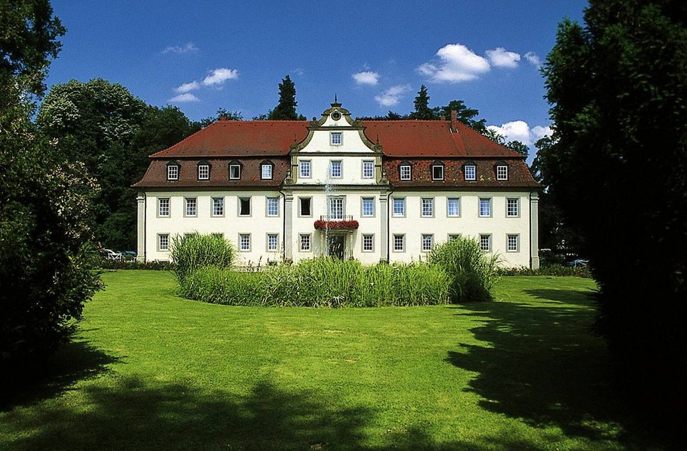 Jagdschloss Friedrichsruhe: Im Wald- und Schlosshotel Friedrichsruhe in Zweiflingen – das liegt nörd-östlich von Heilbronn – kann mit bis zu 60 Personen gefeiert werden. In dem historischen Jagdschloss stehen auch 17 Zimmer für Übernachtungsgäste zur Verfügung.
