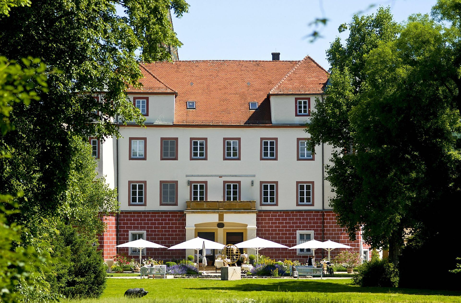 Schloss Donzdorf: Eine freie Trauung im botanischen Schlossgarten oder eine standesamtliche Trauung im roten Saal – das geht im Schloss Donzdorf im Landkreis Göppingen beides. Gefeiert werden kann dann entweder im Schlossrestaurant oder im Gewölbekeller.