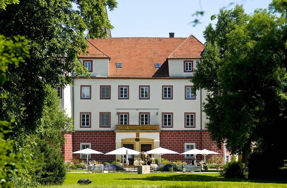 Schloss Donzdorf: Eine freie Trauung im botanischen Schlossgarten oder eine standesamtliche Trauung im roten Saal – das geht im Schloss Donzdorf im Landkreis Göppingen beides. Gefeiert werden kann dann entweder im Schlossrestaurant oder im Gewölbekeller.