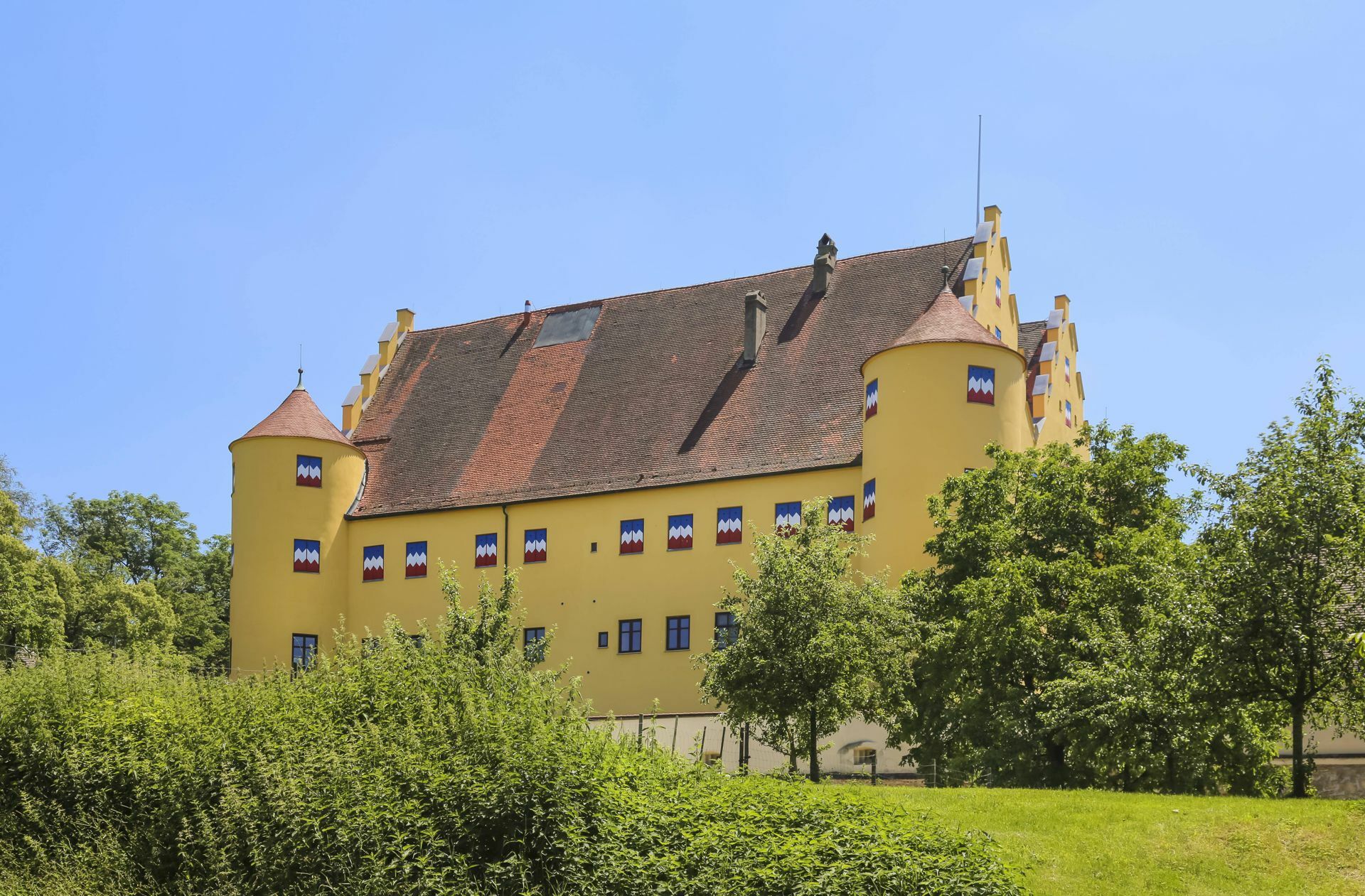Schloss Erbach: In der Nähe von Ulm kann man in diesem Schloss feiern, das im 14. Jahrhundert erbaut wurde. Gegessen wird im großen Gewölbesaal, es gibt aber auch einen Barbereich und einen Außenbereich für die Feier.