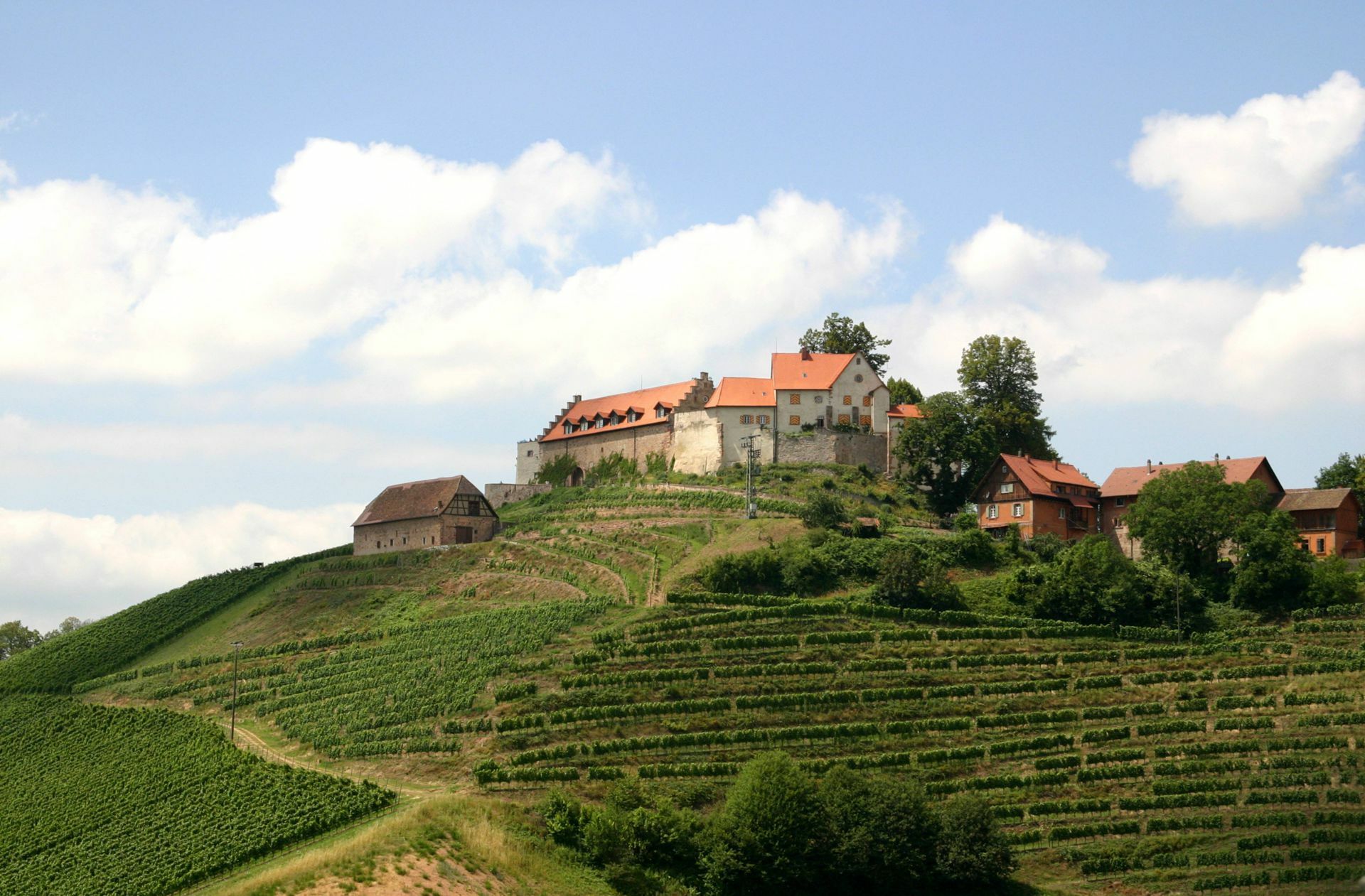 Schloss Staufenberg: Das Schloss thront oberhalb von Durbach nördlich von Offenburg. Hier kann man sowohl standesamtlich heiraten – die Terminvergabe regelt die Gemeinde Durbach –, als auch das Fest selbst feiern und übernachten. Im historischen Festsaal – mit Holzdecke und Gebälk – finden bis zu 120 Personen Platz. Eine Pauschale für die Raummiete, das Set up und Personalkosten beträgt in den Sommermonaten 1500 Euro.