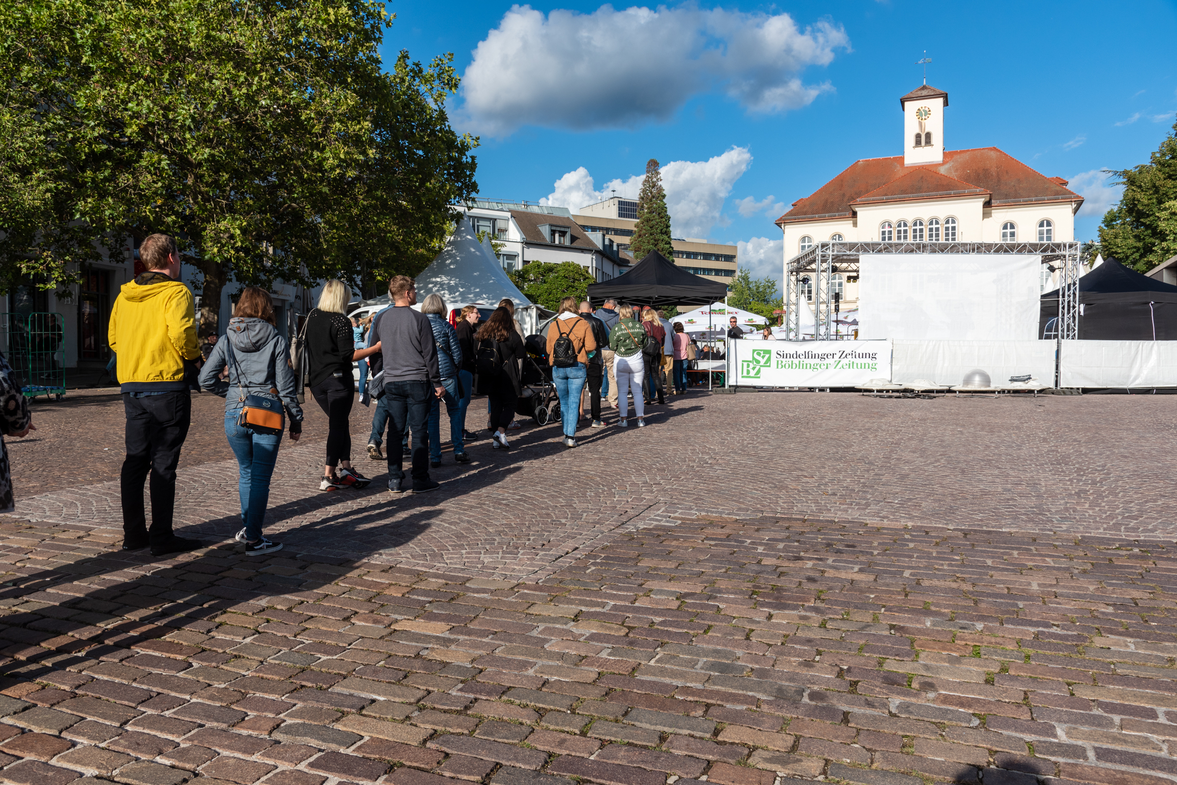 Schlange stehen vor dem Einlass zum Sindelfinger Schlemmermarkt - das ist neu. Bilder: Nüßle