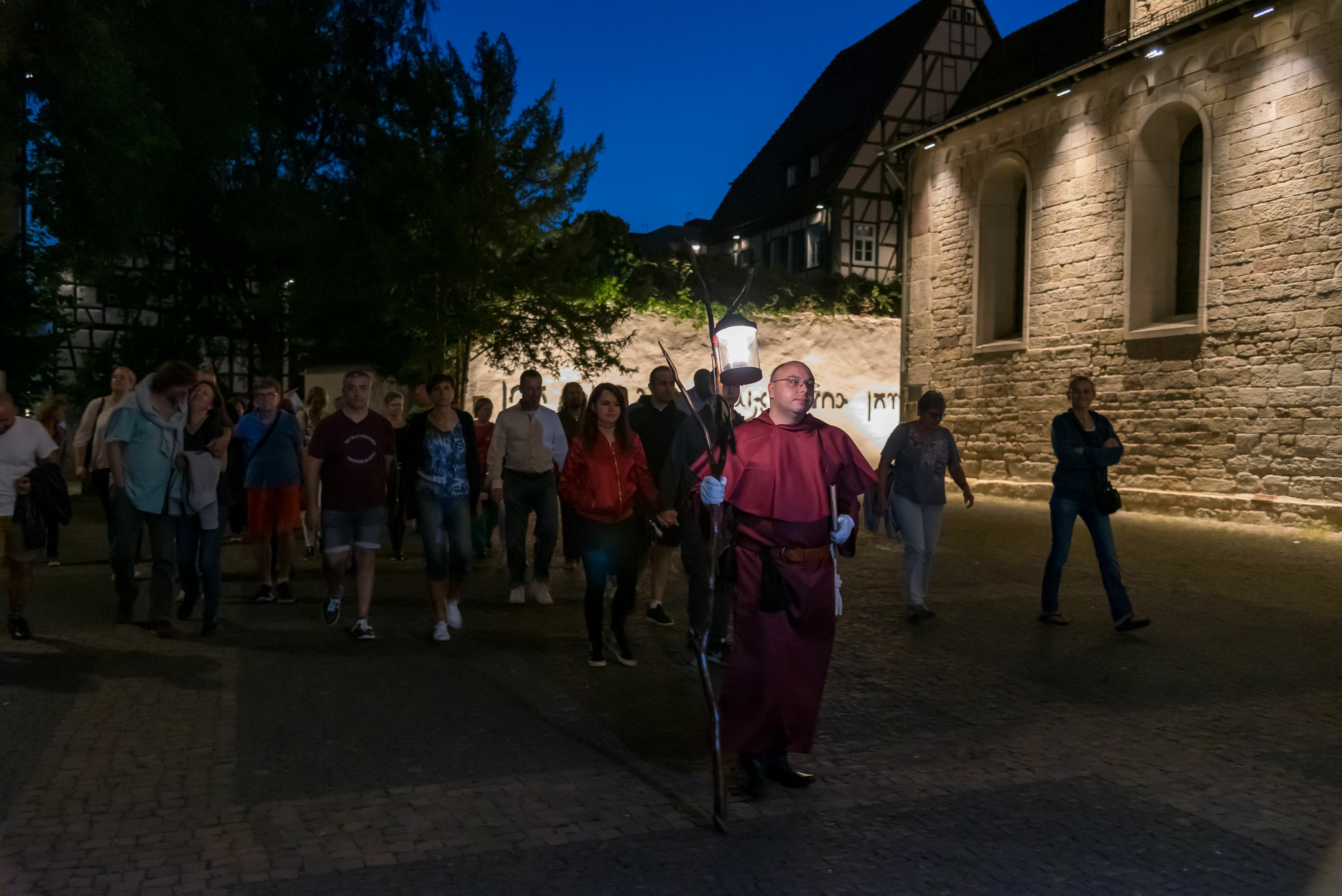 Gemeinsam ging es zu Orten an denen unerklärliches geschah oder als Zeichen des damaligen Aberglaubens stehen. Bild: Nüßle