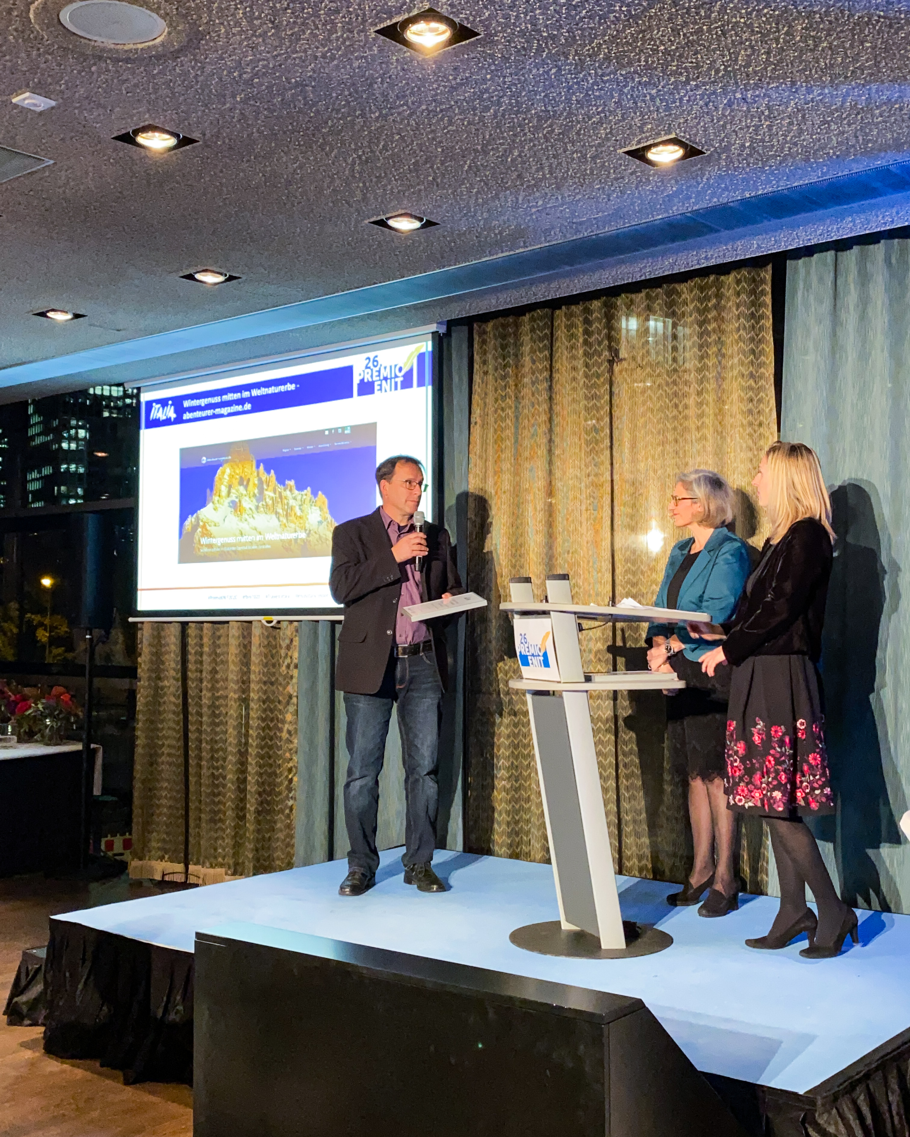 Tim Schweiker bei der Preisverleihung mit Antonella Rossi und Christine Frank (von links) vom Frankfurter Enit-Büro. Bilder: z