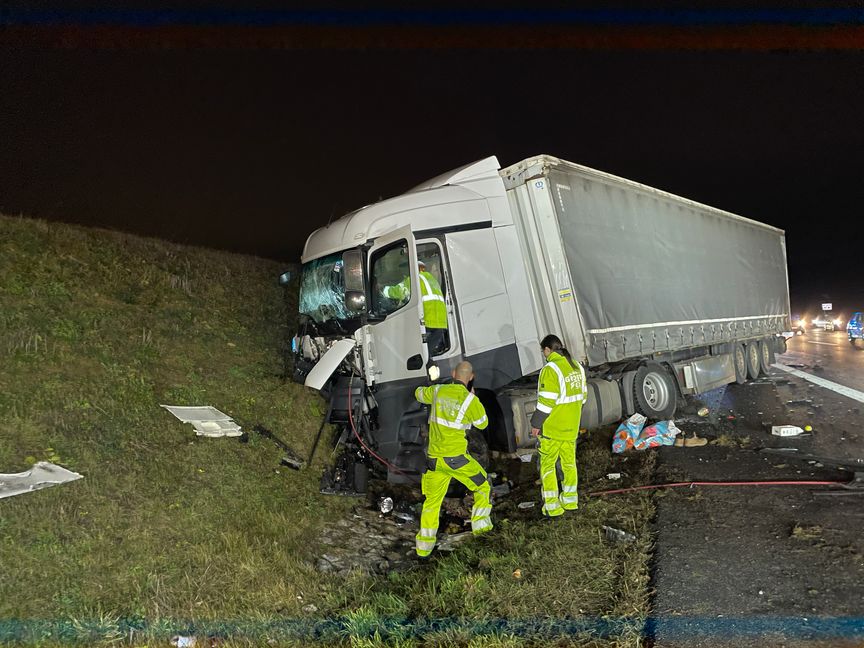 Der Fahrer in diesem Lastwagen blieb unverletzt. Bild: SDMG/Dettenmeyer