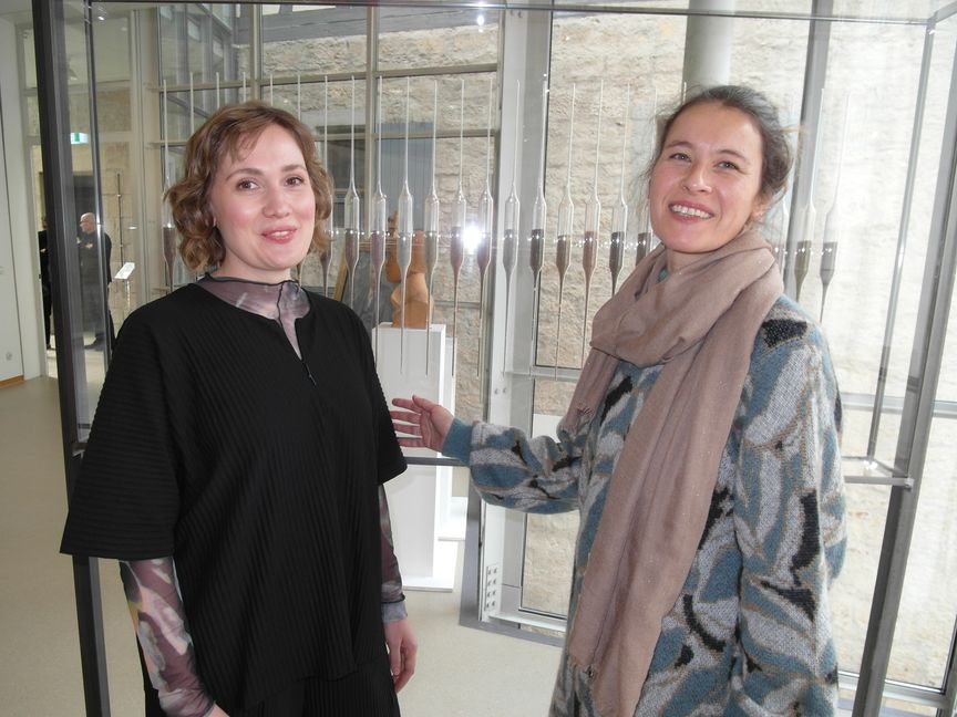 Im Rahmen des während der Corona-Krise vom Ministerium für Wissenschaft, Forschung und Kunst aufgesetzten Kunst-Förderprogramms ist die Installation "Digging Deeper" der in Böblingen geborenen Künstlerin Hannah Zenger (links) entstanden, die von der Leiterin der Städtischen Galerie Böblingen Corinna Steimel (rechts) zur Aufnahme in das Förderprogramm vorgeschlagen worden war - die Installation ist ab sofort in der Dauerausstellung der Galerie zu sehen.    Bild: Staber
