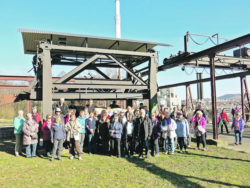 Die Wanderer des Schwäbischen Albvereins Böblingen schauten sich im Stuttgarter Travertinpark auch eine restaurierte Steingattersäge und die Kranbahn an. Bild: Fauser