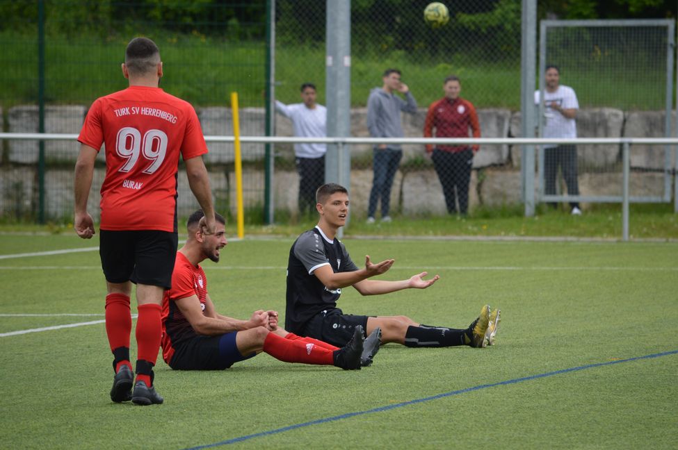 Dagersheims Kevin Hörner versteht die Welt nicht mehr: Der Schiedsrichter hat in der Nachspielzeit auf Elfmeter entschieden. Bild: Zvizdiç