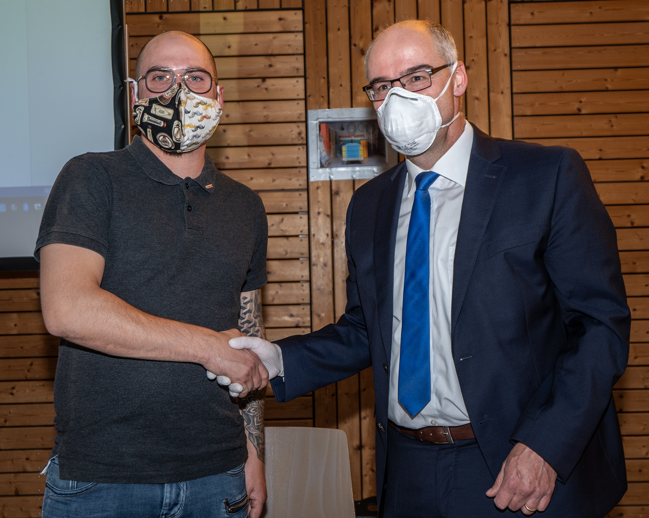 Moritz Wagener (links) wurde als Nachrücker in den Grafenauer Gemeinderat von Bürgermeister Martin Thüringer beglückwünscht.