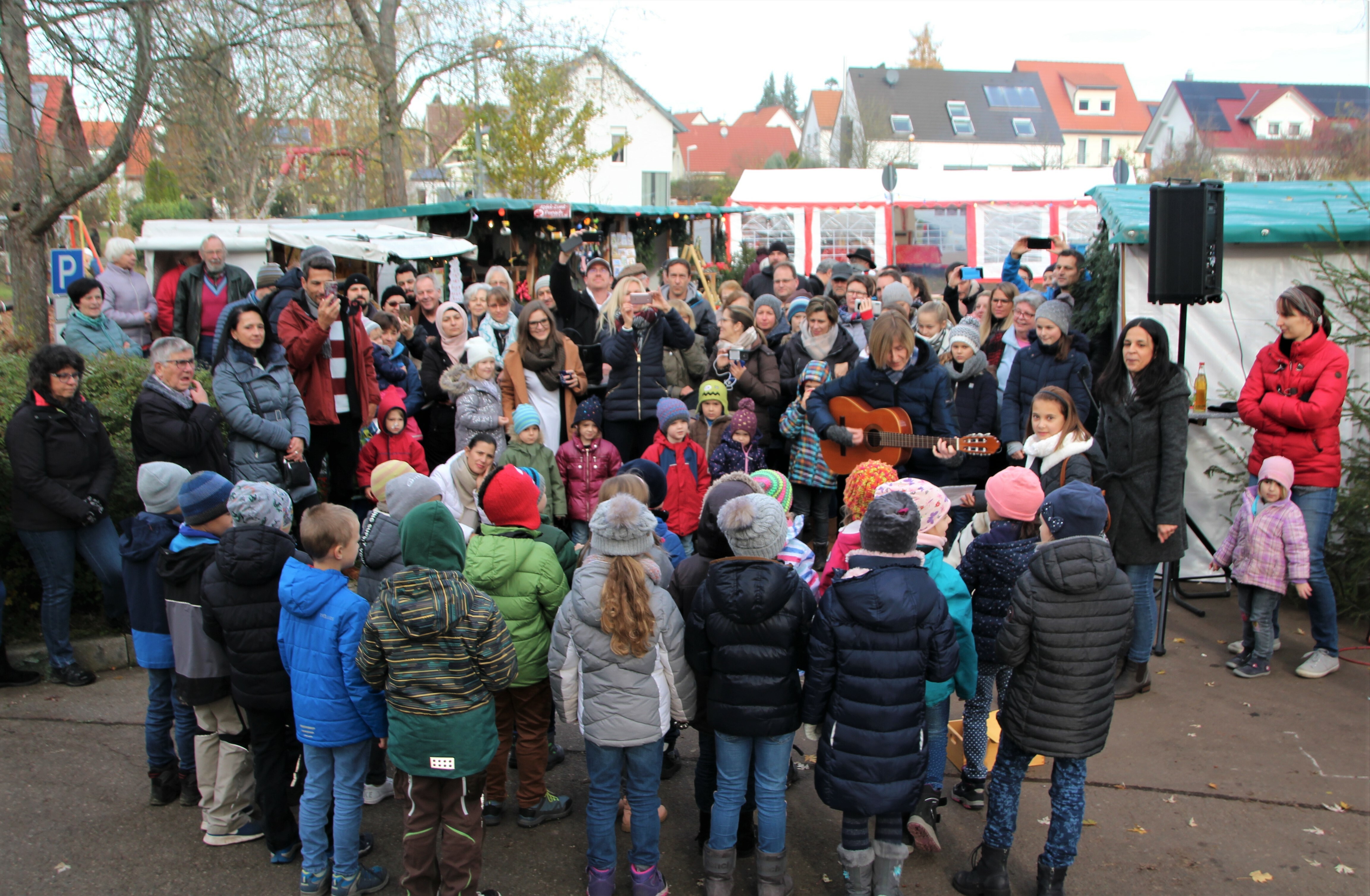 Die Grundschulkinder haben mit ihrem Lied das Neuweiler Adventsmärktle eröffnet. Bilder: Denner