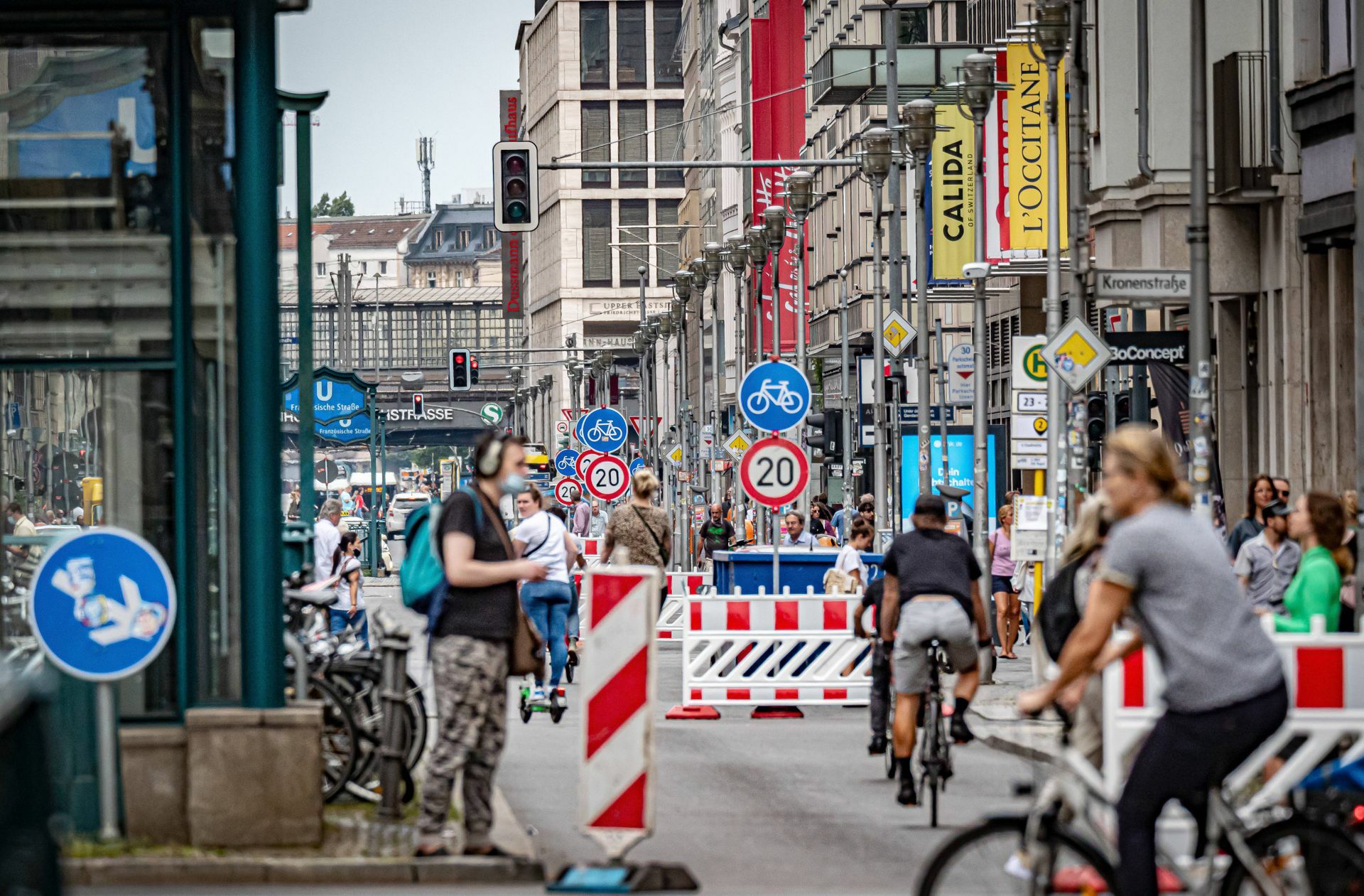 Ein Abschnitt der Berliner Friedrichstraße bleibt vorerst Autofrei.