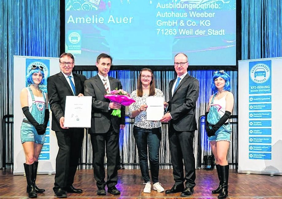 Amelie Auer (Mitte) war Prüfungsbeste im Kreis Böblingen. Obermeister Torsten Treiber (Zweiter von links) und Innungsgeschäftsführer Christian Reher (Zweiter von rechts), überreichten ihr einen Bildungsgutschein im Wert von 500 Euro, den sie für Fort- und Weiterbildung nutzen kann.  Bild: z