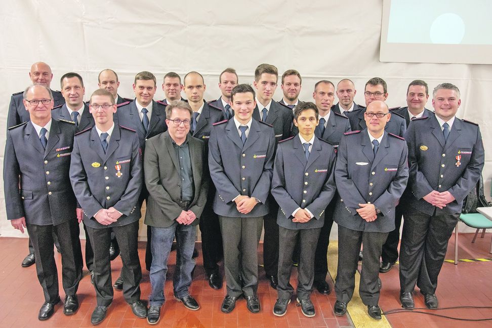 Stadtbrandmeister Wolfgang Finkbeiner, Tobias Volz, Ortsvorsteher Wolfgang Stierle, Phillip Haug, Amaru Tschurr, Alexander Döttling, Ralf Werchner (erste Reihe von links), Marco Obermüller, Michael Wacker, Michael Klaussner, Timo Sauermann, Pascal Sass und der stellvertretende Kommandant Sascha Zagola (mittlere Reihe von links), Abteilungskommandant Sascha Luft, Tobias Pfeiffer, Timo Zagola, Sven Sehring, Hannes Keller, Michael Keppler und Karlheinz Kemmler (dritte Reihe von links). Bild: z