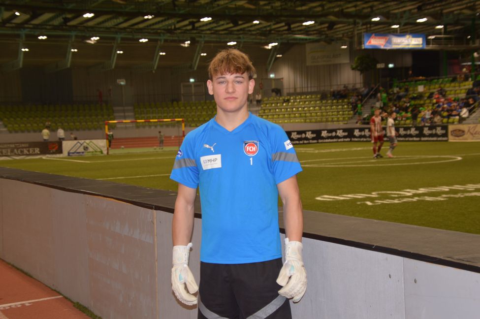 Der Aidlinger Torhüter Tom Gerlach an der Bande im Sindelfinger Glaspalast: Am Samstag und Sonntag wird er mit dem Nachwuchs des 1. FC Heidenheim beim Mercedes-Benz Junior Cup auch auf dem Feld zu sehen sein. Bild: Zvizdiç