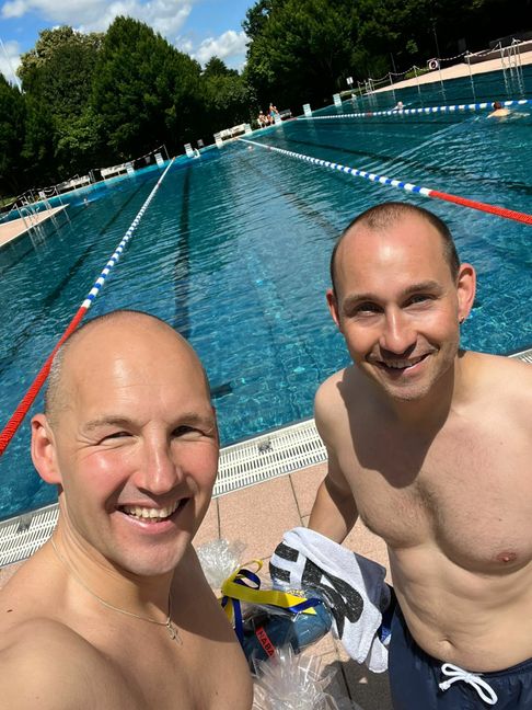 Auch der -Bundestagsabgeordnete Marc Biadacz (links) und Oberbürgermeister Dr. Stefan Belz drehten ihre Bahnen im Böblinger Freibad. Bild: z