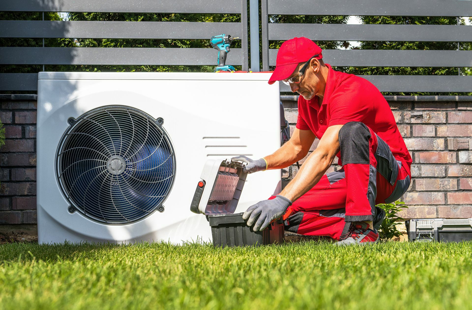 Einbau, Knopfdruck, los? Schön wäre  es – in der Praxis ist der Einbau von Wärmepumpen komplex. Es kommt ganz auf die Bedingungen im Haus an.