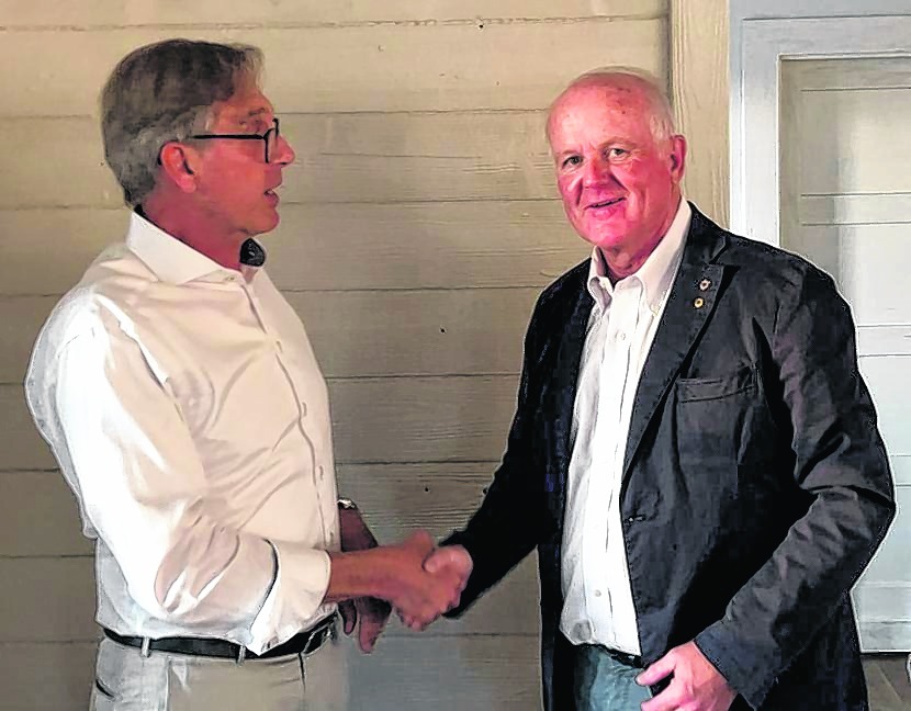 Stabübergabe beim Lions Club Böblingen/Sindelfingen: Dr. Andreas Beyer (rechts) hat das Präsidentenamt von Michael Georgii übernommen. Bild: z