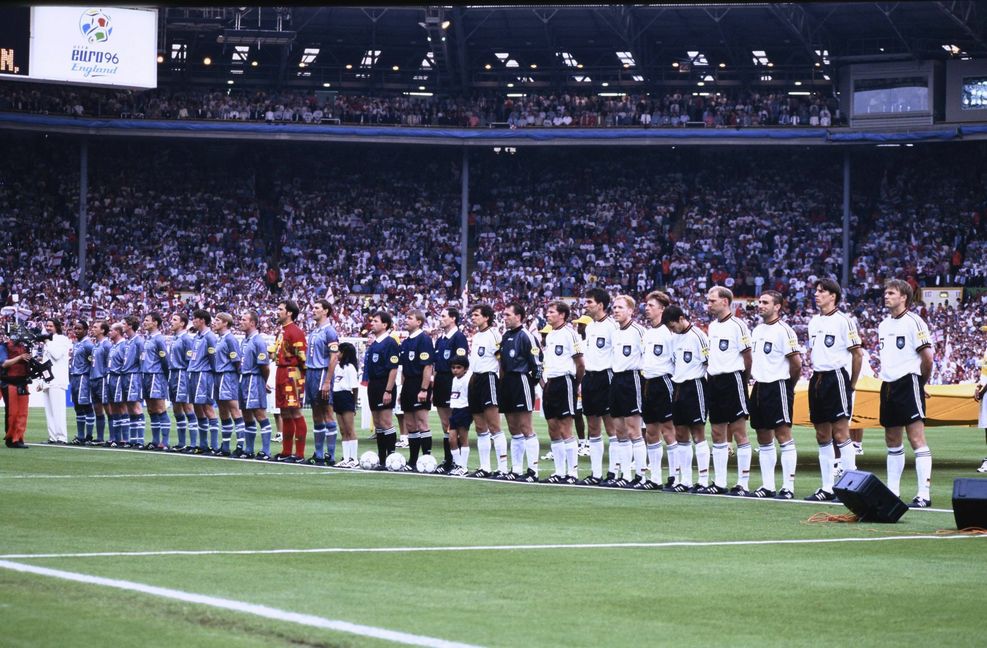 EM 1996: Wieder geht es im Halbfinale ins Elfmeterschießen, wieder setzen sich die Deutschen durch. Nach einem wilden Spiel mit etlichen vergebenen Großchancen und je einem Tor auf jeder Seite treffen die ersten vier Schützen beider Teams vom Punkt.
 Foto: imago/Laci Perenyi
