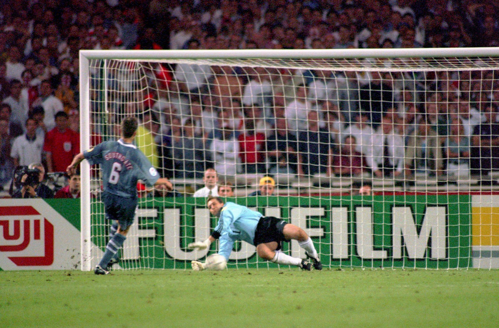 Dann ist Englands heutiger Nationaltrainer Gareth Southgate (links) an der Reihe – und scheitert an Andreas Köpke (rechts). Andreas Möller schießt die Deutschen mit dem letzten Elfer ins Finale.
 Foto: imago/Werek