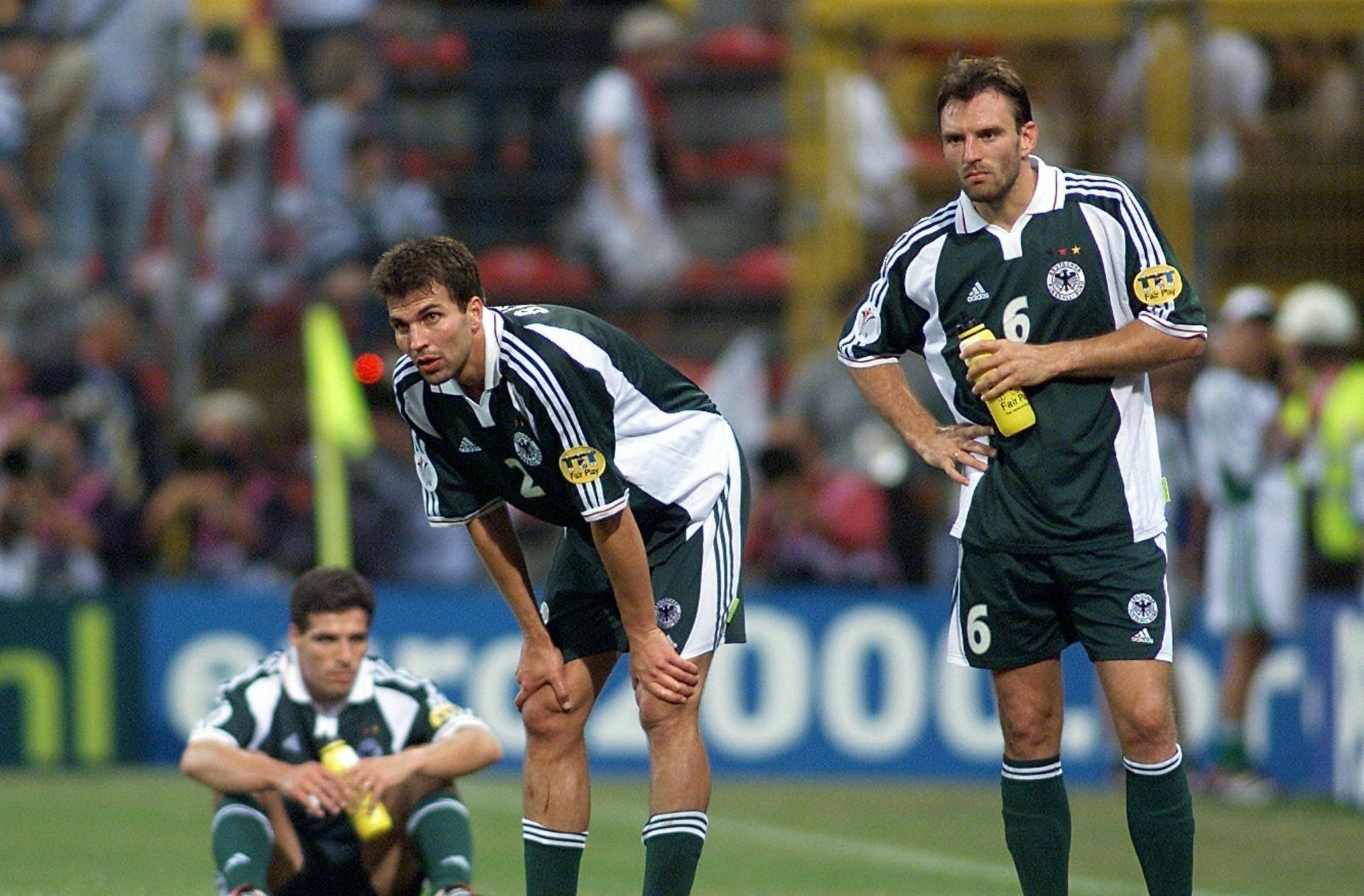 Als Titelverteidiger angereist, geht es für die DFB-Elf um Markus Babbel (Mitte) und Jens Nowotny (rechts) bei der EM 2000 nach dürftigen Leistungen mit nur einem Punkt nach der Vorrunde wieder nach Hause. Auch eine 0:1-Niederlage gegen England ist dabei: Im belgischen Charleroi erzielt Alan Shearer das Tor des Tages.
 Foto: imago