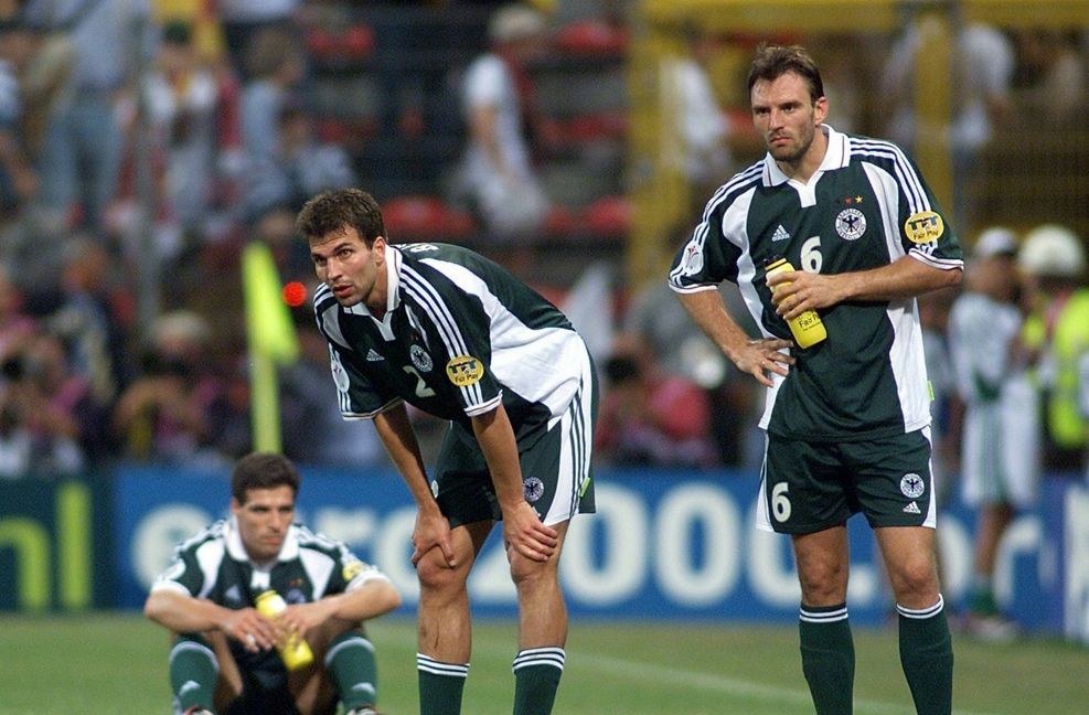 Als Titelverteidiger angereist, geht es für die DFB-Elf um Markus Babbel (Mitte) und Jens Nowotny (rechts) bei der EM 2000 nach dürftigen Leistungen mit nur einem Punkt nach der Vorrunde wieder nach Hause. Auch eine 0:1-Niederlage gegen England ist dabei: Im belgischen Charleroi erzielt Alan Shearer das Tor des Tages.
 Foto: imago