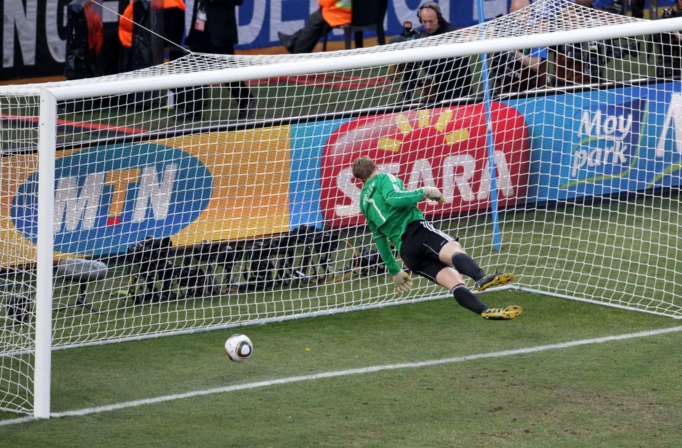 Die Revanche für Wembley: Wenige Jahre vor der Einführung des Videobeweises kommt es im WM-Achtelfinale 2010 für England zu einer maximal bitteren Entscheidung: Beim Stand von 2:1 für Deutschland zieht Frank Lampard von der Strafraumgrenze ab – wie 1966 prallt die Kugel an die Unterkante der Latte, kommt dieses Mal aber klar und deutlich hinter der Torlinie auf.
 Foto: dpa/Jon Hrusa