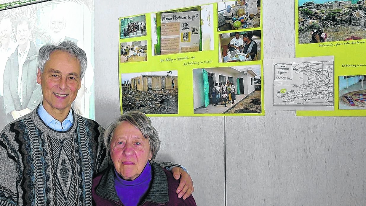 25 Jahre Pro Haiti: Franz und Marie-Josée Groll vor Bildern der Montessori Schule in Makandal vor und nach dem Bau (unten) und ihrer Umgebung (rechts oben). Bild: Lück