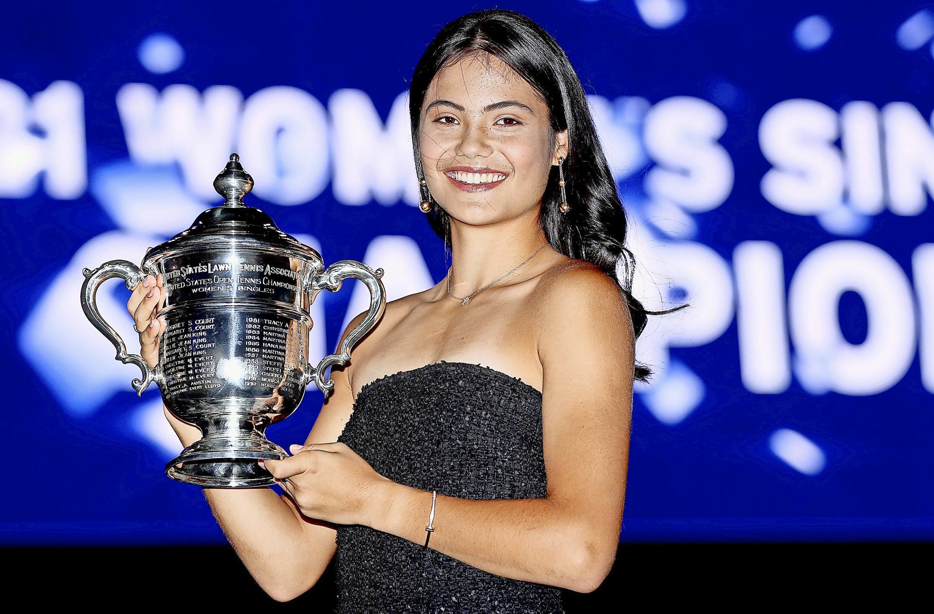 Strahlende Siegerin auf dem heiligen Rasen von Wimbledon: Emma Raducanu
 Foto: AFP/Matthew Stockman