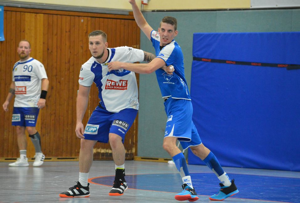 Für Daniel Heisler  (rechts) war das Spiel der HSG Böblingen/Sindelfingen 2 bei der TSG Reutlingen aufgrund einer Roten Karte schnell vorbei. Bild: Zvizdiç
