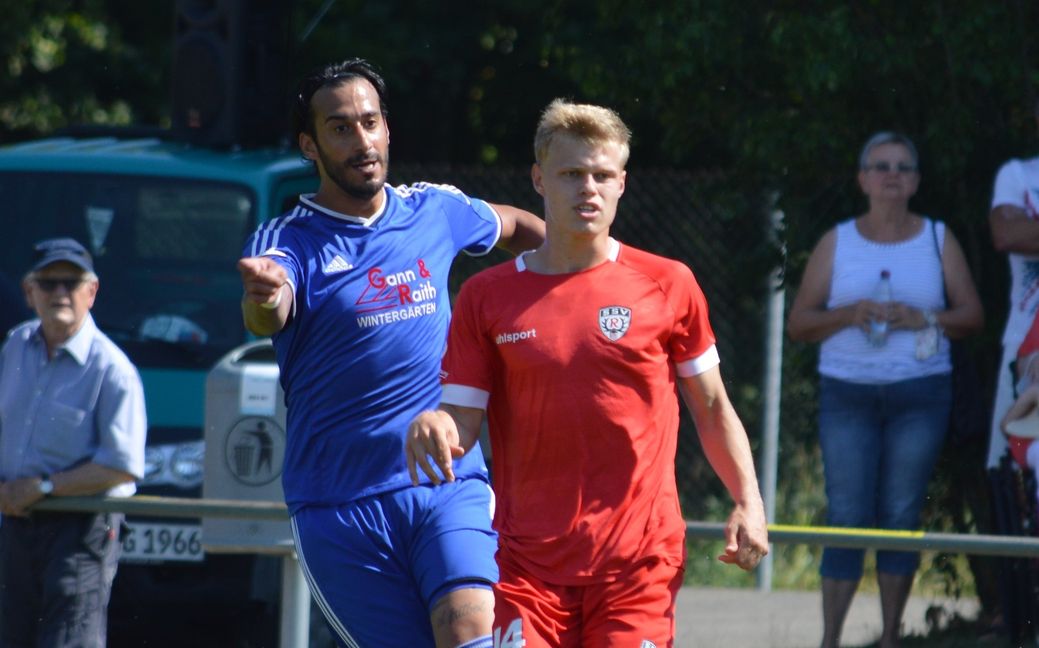 Leon Tuksar (rechts), hier im WFV-Pokalspiel gegen den TV Darmsheim, wechselt zur neuen Saison vom Oberligisten SSV Reutlingen zum VfL Sindelfingen.      Bild: Zvizdiç