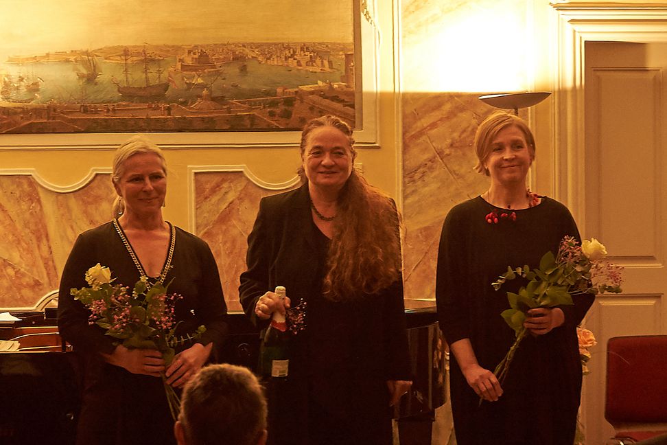 Anja Breuer, Barbara Stoll und Henriette Schöwitz (von links) retteten den Abend trotz Konzertabsage.   Bild: Heiden