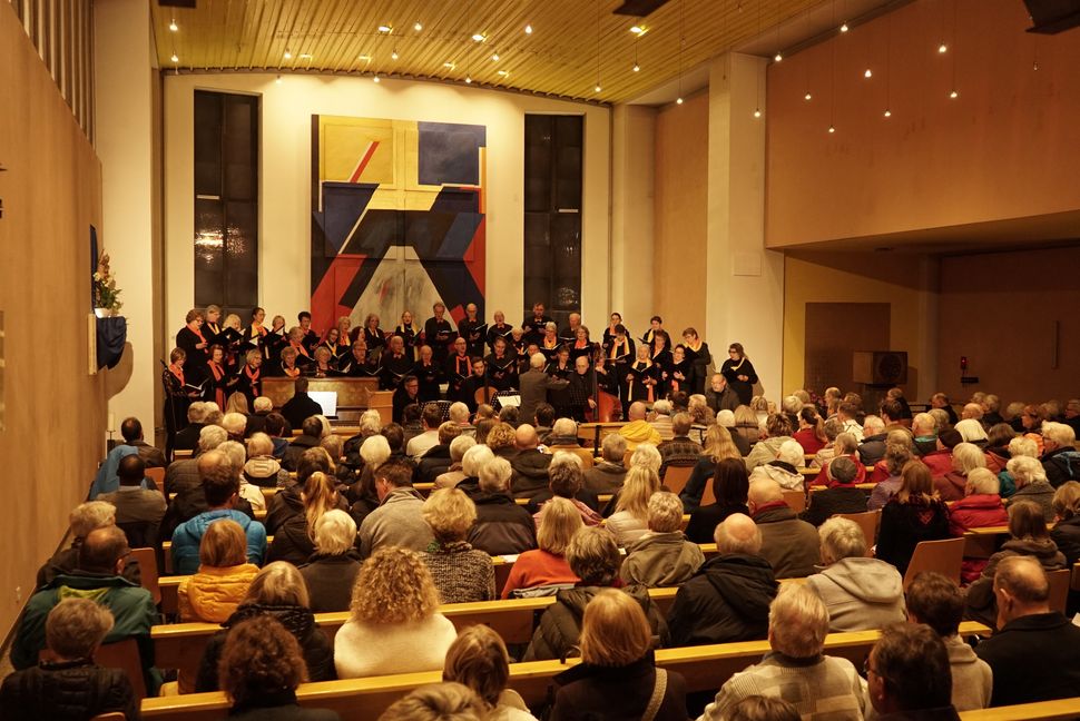 Der gemischte Chor des GSV Maichingen unter Leitung von Albrecht Volz in der Kirche St. Anna. Bild: Heiden