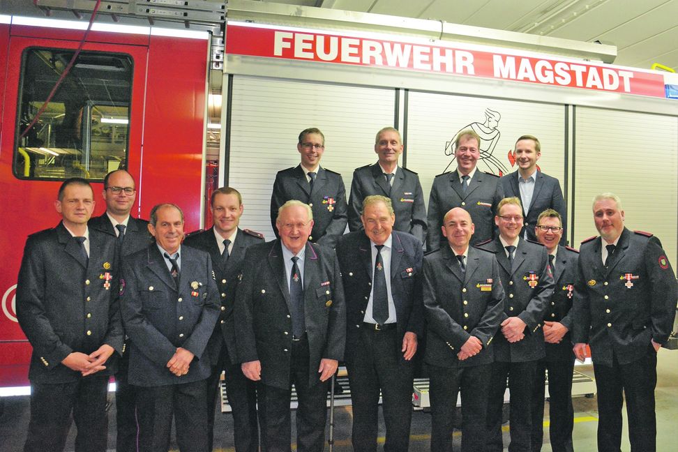 Jubilare und Beförderte: hinten von links: 2. Stellvertreter Steffen Breitmeyer, Stellvertreter Hans-Peter Oerthle, Kommandant Jürgen Stäbler, Bürgermeister Florian Glock. Vorne von links: Olaf Beuttler, Henning Roller, Harald Schönemann, Daniel Vögele, Manfred Eiß, Walter Winter, Jörg Hering, Erik Stähle, Thomas Jarmer, Florian Strohm. Bild: z