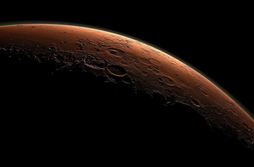 Der Mars ist von der Sonne aus gesehen der vierte Planet und der äußere Nachbar der Erde. Er  gilt als erdähnlicher Planet, ist aber nur etwa halb so groß wie die Erde.