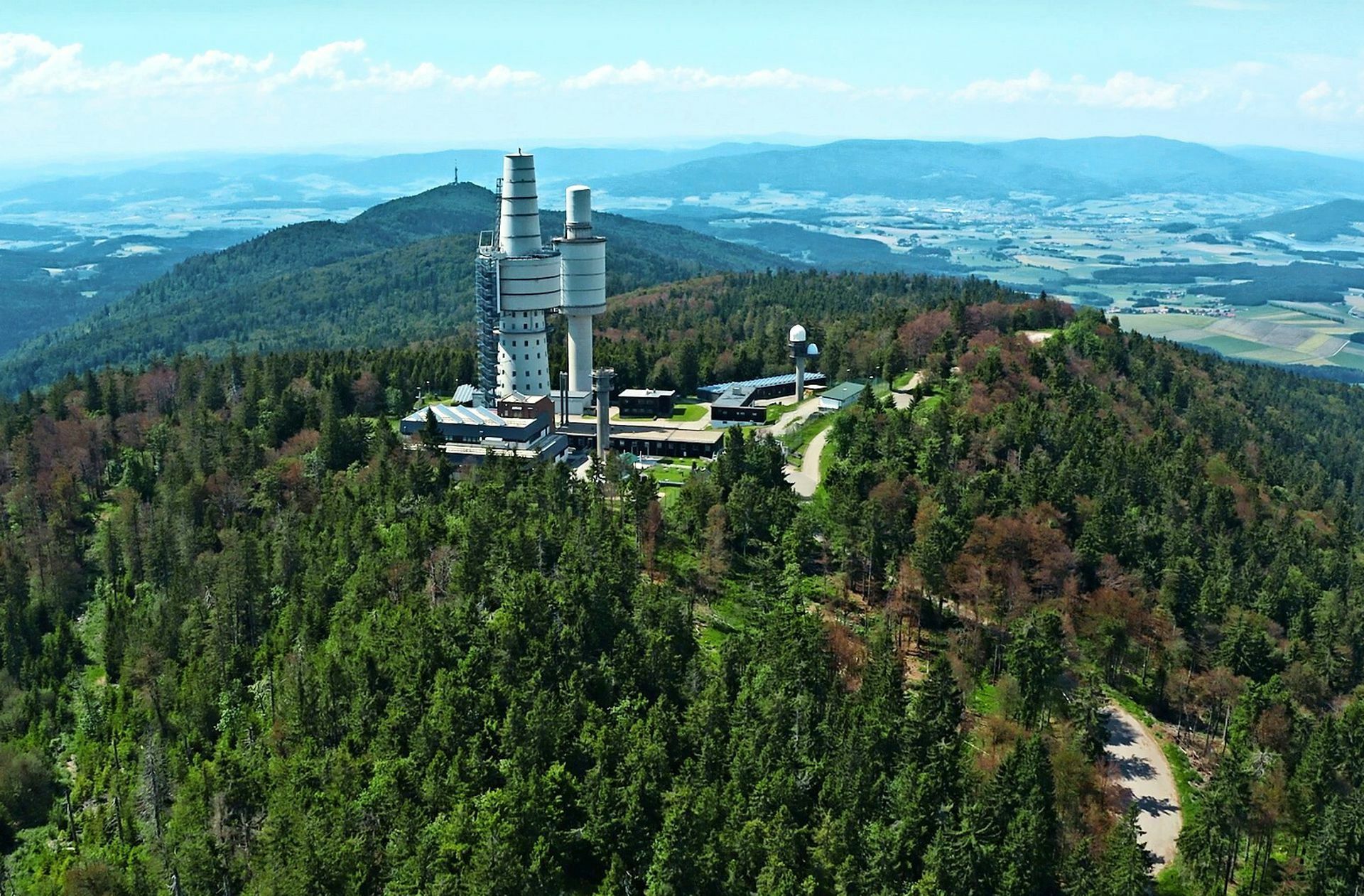 Zwei Horchposten der Nato ragen auf dem Hohen Bogen hoch aus dem Mittelgebirge, die auch in Friedenszeiten unübersehbar sind.