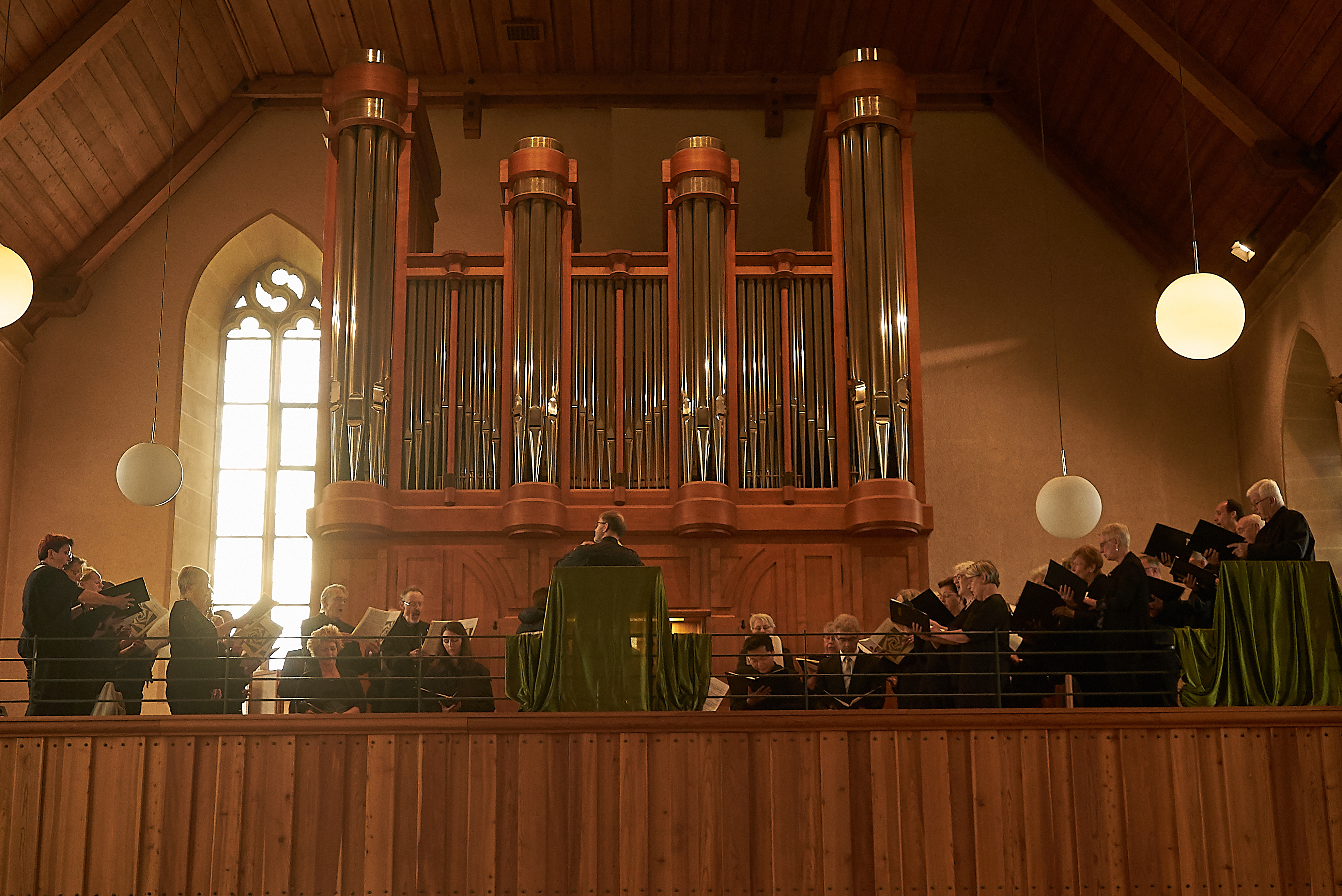 Für Dvoraks Messe postierte sich die Böblinger Kantorei auf der Empore bei der Orgel in der Stadtkirche.  Bild: Heiden