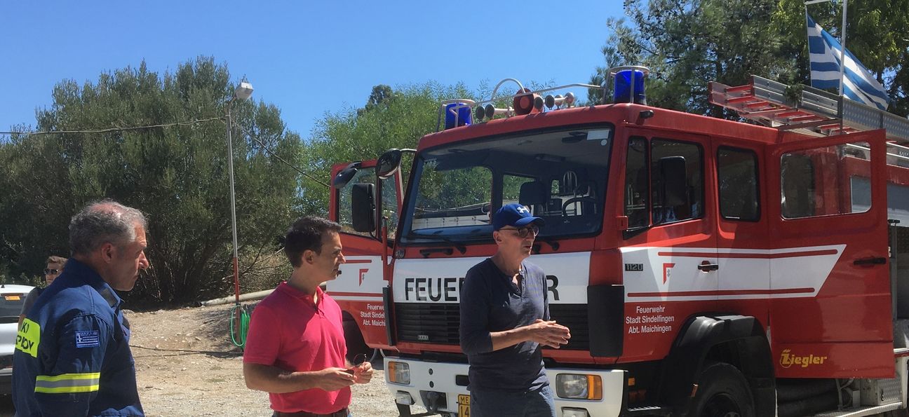 Kyriakos Perros von der Freiwilligen Feuerwehr, Dimitrios Sopikis von der DGV und Kommandant Rainer Just (von links) vor dem Feuerwehrauto aus Sindelfingen, das heute in Pythagorio eingesetzt wird. Bild: P. Bausch