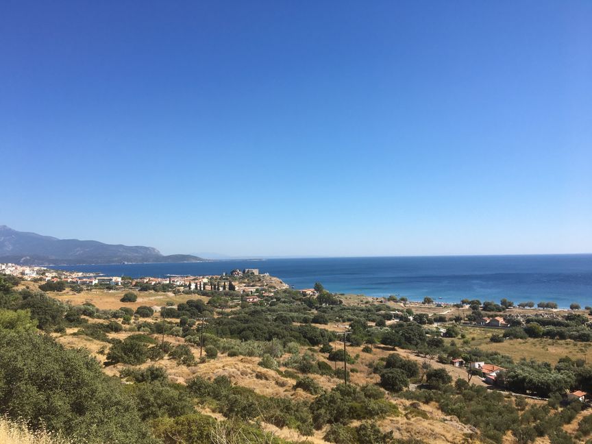Blick auf Pythagorio, die alte Hauptstadt der Insel, die mittlerweile den Namen des Mathematikers Pythagoras trägt, der allerdings vor 2600 Jahren vor dem Tyrannen Polykrates nach Italien floh. Bild: P. Bausch