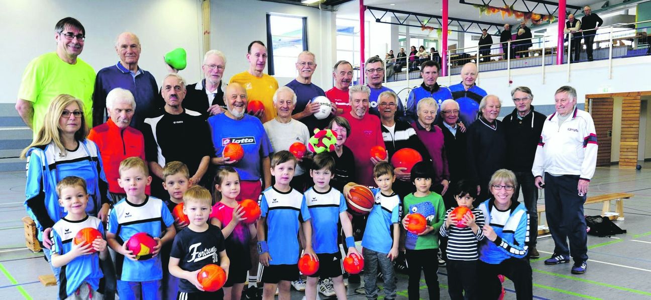 Die Oldiesportler mit den Handballminis. Horst Wiedenhorn (hinten, Zweiter von rechts), Helmut Sennock (mittlere Reihe, Vierter von rechts), Gerhard Müller (links daneben) und Dieter Wolf (mittlere Reihe, Dritter von links) haben die Veranstaltung organisiert. Mit von der Partie waren auch der Böblinger Schul- und Sportamtsleiter Josef Fischer (hinten links) und SVB-Präsident Jochen Reisch (mittlere Reihe, Zweiter von rechts).  Bild: Photo 5