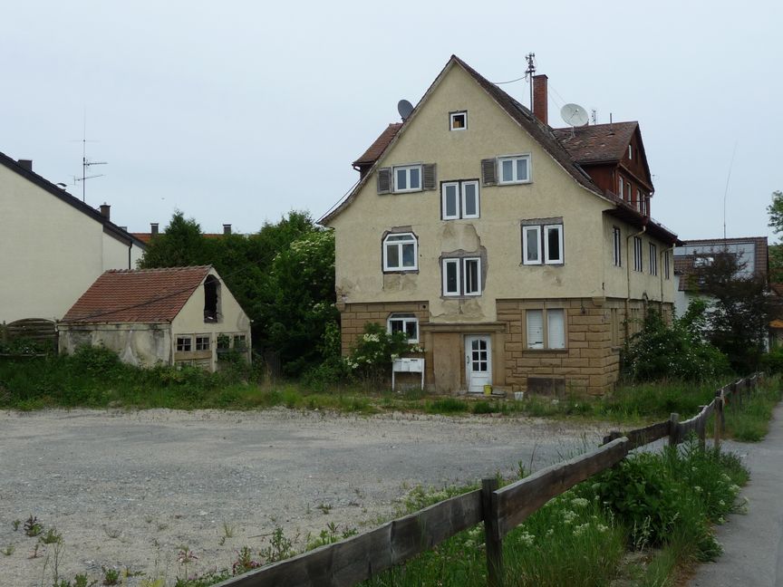 Der geschotterte Platz, auf dem einst die Magstadter Bahnhofsgaststätte stand, und das unbewohnte Mehrfamilienhaus dahinter sollen an einen Investor verkauft werden